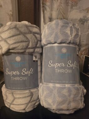 Comfort Bay Super Soft Throw - Light Gray Plush